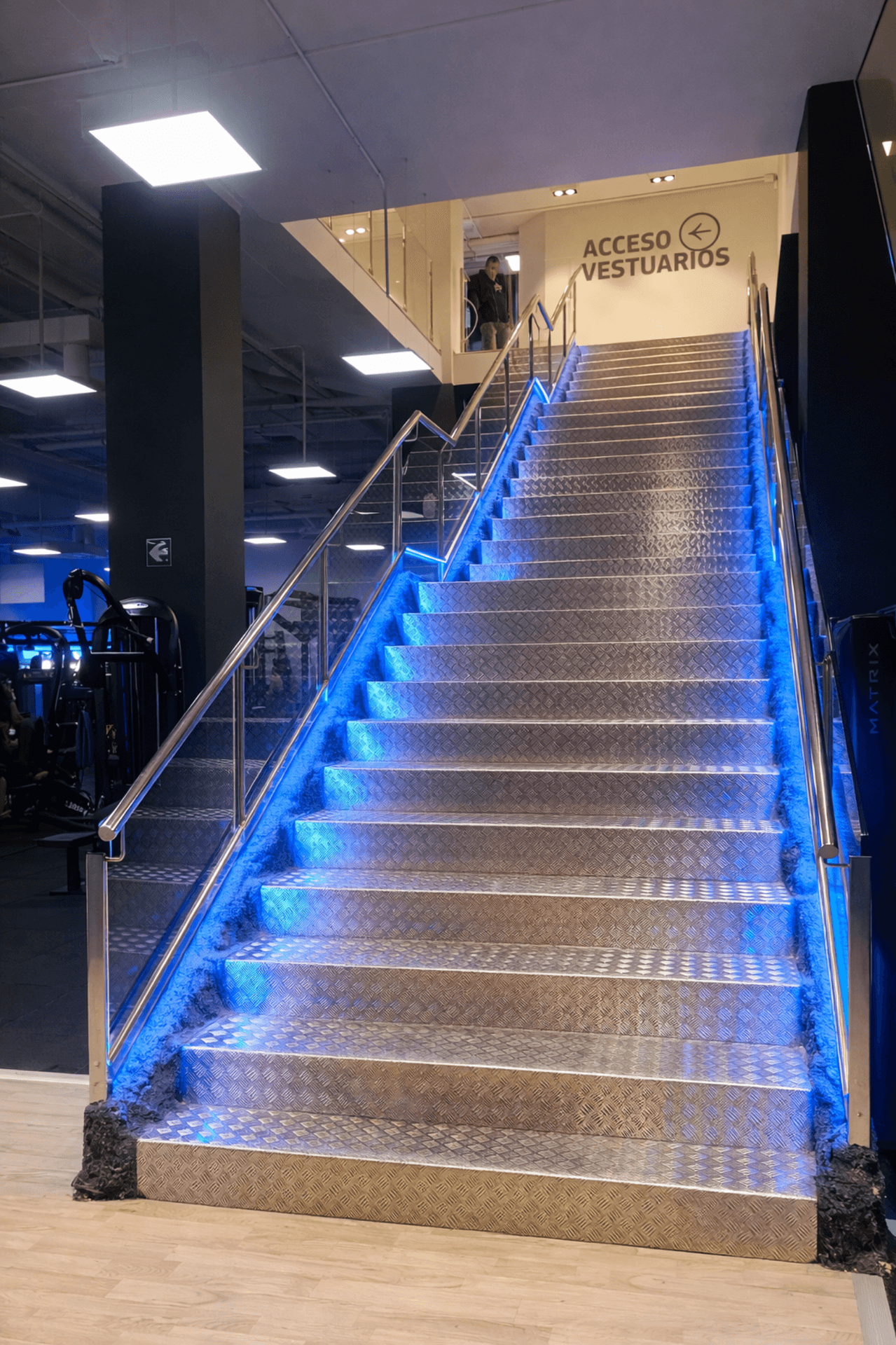 Escalera metálica (DBM) — ejemplo real